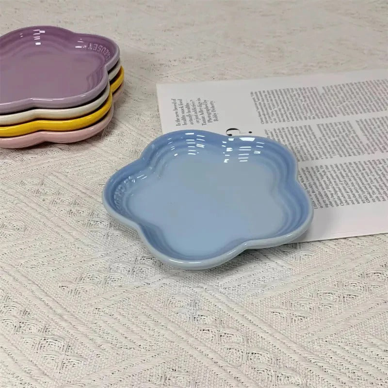 Flower shaped feeding dish
