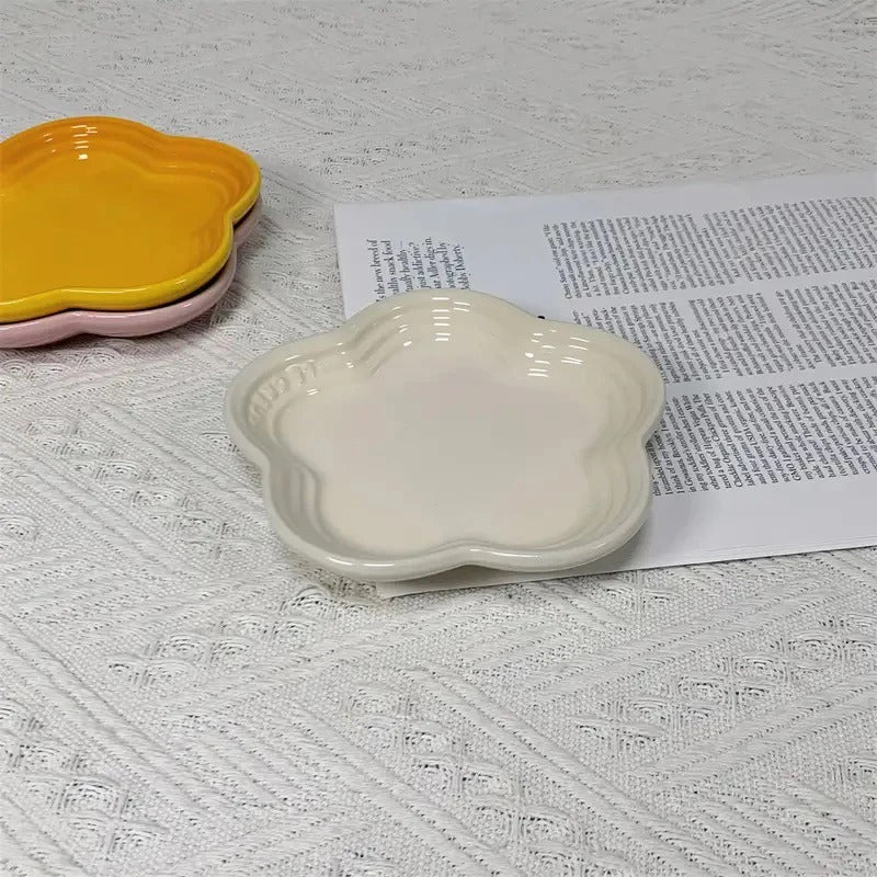 Flower shaped feeding dish