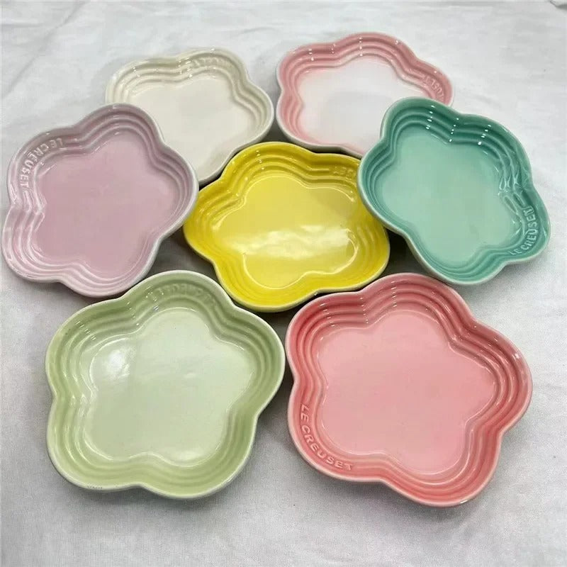 Flower shaped feeding dish