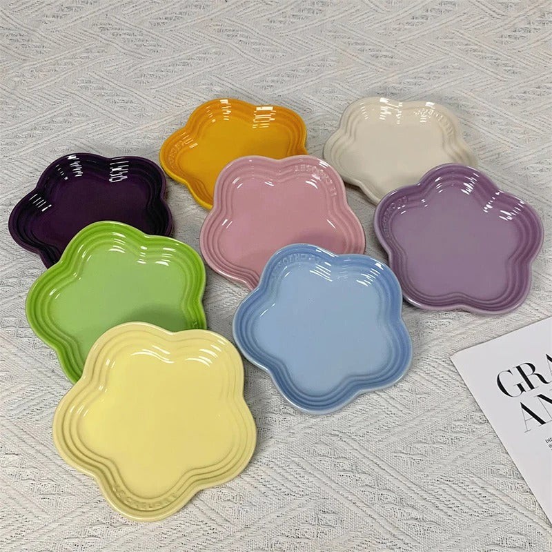 Flower shaped feeding dish
