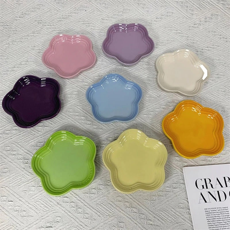 Flower shaped feeding dish