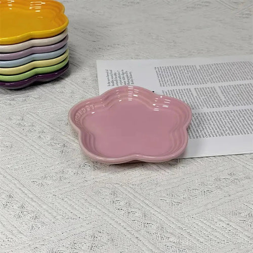 Flower shaped feeding dish