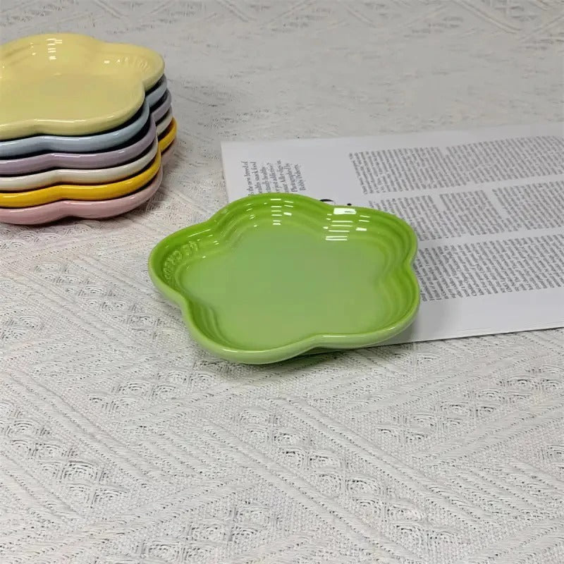 Flower shaped feeding dish