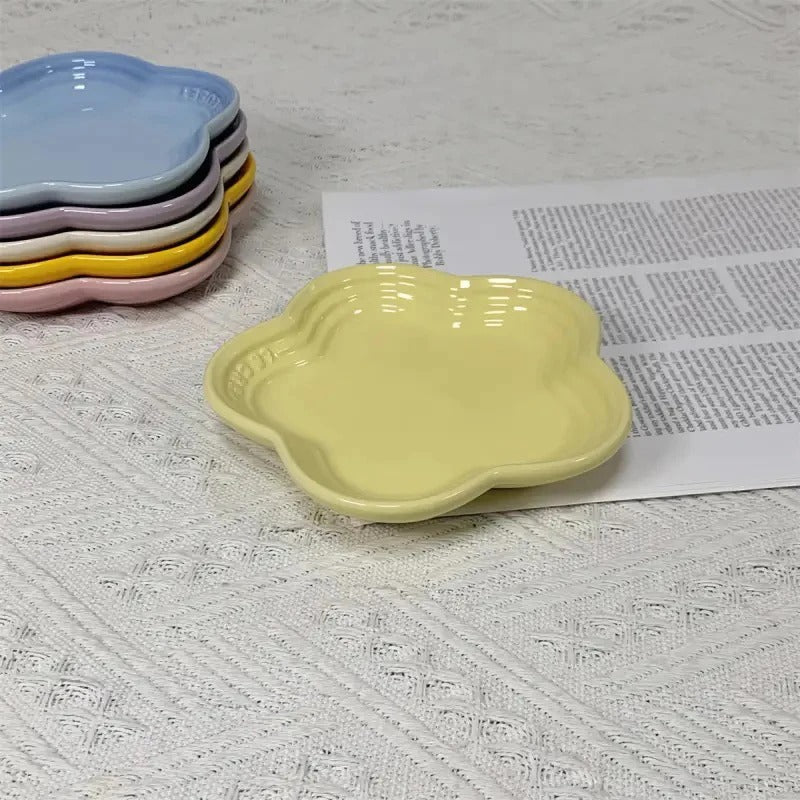 Flower shaped feeding dish