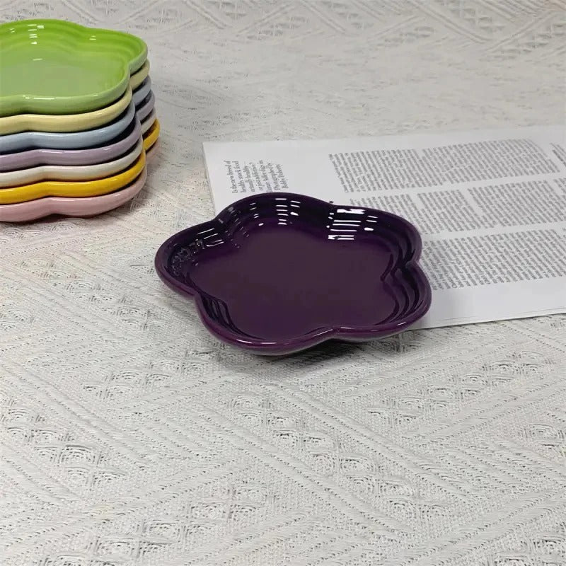 Flower shaped feeding dish